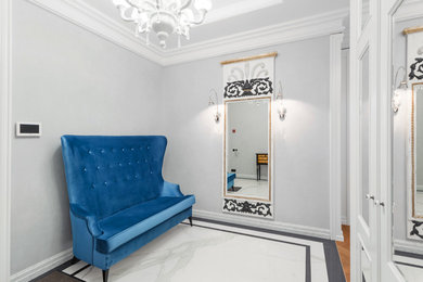 Свежая идея для дизайна: узкая прихожая среднего размера в современном стиле с серыми стенами, мраморным полом, поворотной входной дверью, белой входной дверью и серым полом - отличное фото интерьера