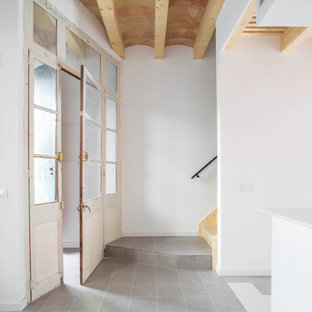 Cette photo montre un petit couloir méditerranéen avec un mur blanc, un sol en carrelage de porcelaine et un sol gris.
