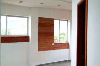 Modelo de recibidores y pasillos minimalistas de tamaño medio con paredes blancas, suelo de pizarra, suelo gris y ladrillo