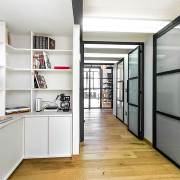 Biblioteca y pasillo estilo industrial