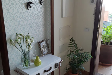 Imagen de recibidores y pasillos bohemios pequeños con paredes beige y suelo de madera clara