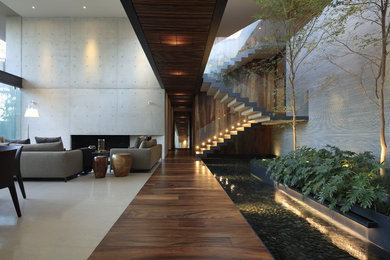 Diseño de recibidores y pasillos actuales con paredes grises, suelo de madera oscura y suelo marrón