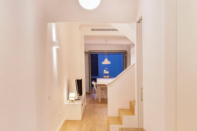 Foto de recibidores y pasillos escandinavos con paredes blancas y suelo de madera en tonos medios