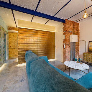 Aménagement d'un couloir moderne avec un mur bleu, un sol en marbre et un sol turquoise.
