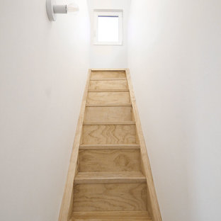 Escalera estrecha de acceso al altillo