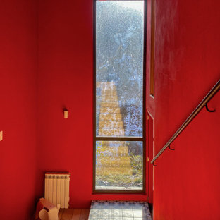 Inspiration för stora moderna hallar, med röda väggar och ljust trägolv