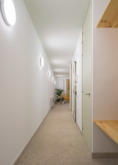Moderno Recibidor y pasillo by FFWD Arquitectes