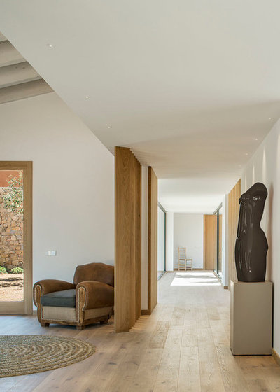 Contemporary Hall by Susanna Cots