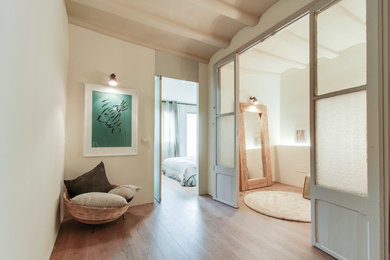 Modelo de recibidores y pasillos nórdicos de tamaño medio con paredes beige y suelo de madera clara