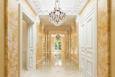 На фото: коридор в классическом стиле