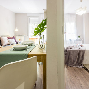 Exemple d'un petit couloir tendance avec un mur gris et sol en stratifié.