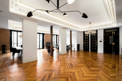 Imagen de recibidores y pasillos clásicos renovados extra grandes con paredes blancas, suelo de madera en tonos medios y suelo marrón