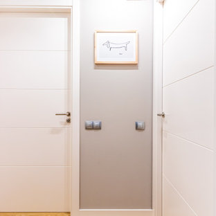 Idee per un piccolo ingresso o corridoio design con pareti beige e pavimento in laminato