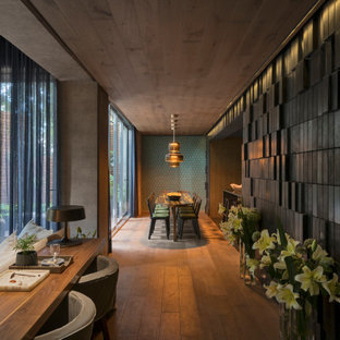 Inspiration pour un couloir bohème de taille moyenne avec un mur noir, un sol en bois brun et un plafond décaissé.