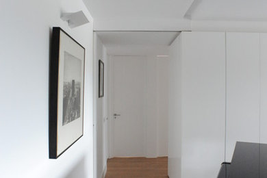 Imagen de recibidores y pasillos de estilo de casa de campo de tamaño medio con paredes blancas y suelo de madera oscura