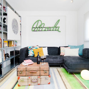 Foto de sala de estar con biblioteca industrial, grande, sin chimenea, con paredes blancas