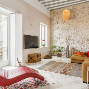 Ejemplo de sala de estar mediterránea, sin chimenea, con paredes beige y televisor colgado en la pared