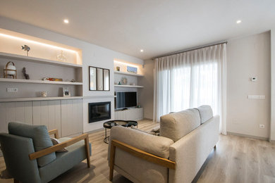 Diseño de sala de estar abierta mediterránea de tamaño medio