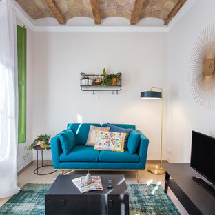 Ejemplo de sala de estar mediterránea, pequeña, con paredes blancas, televisor independiente y suelo beige