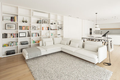 Modelo de sala de estar abierta moderna con paredes blancas, suelo de madera clara y suelo beige