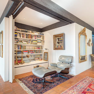 Kleine, Fernseherlose, Offene Mediterrane Bibliothek ohne Kamin mit weißer Wandfarbe und Terrakottaboden in Sonstige