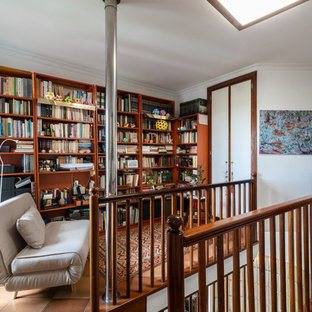 Foto de sala de estar clásica renovada, sin televisor, con paredes blancas, suelo de baldosas de terracota y suelo rojo
