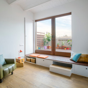 Immagine di un soggiorno boho chic di medie dimensioni e chiuso con pareti bianche, pavimento in legno massello medio, nessun camino e nessuna TV