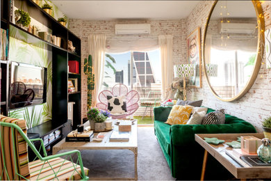 Imagen de sala de estar ecléctica con alfombra