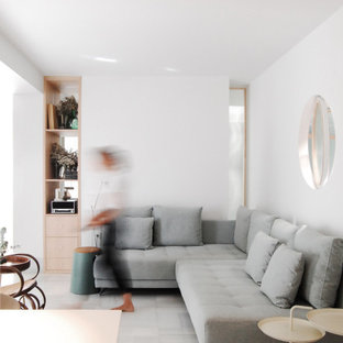 Imagen de sala de estar abierta, minimalista, de tamaño medio, con paredes blancas, suelo de mármol y suelo gris