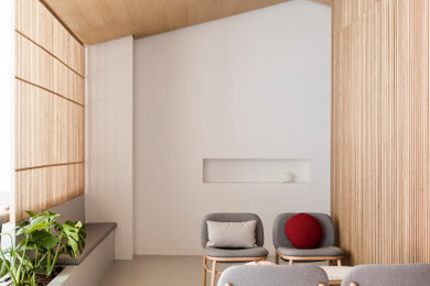 Diseño de sala de estar abierta nórdica grande con paredes blancas, suelo de cemento, suelo gris y madera