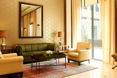Imagen de sala de estar cerrada clásica de tamaño medio sin chimenea y televisor con paredes multicolor