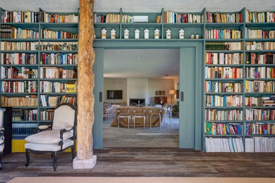 Ejemplo de sala de estar con biblioteca cerrada vintage grande sin chimenea y televisor con suelo de madera en tonos medios
