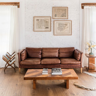 Foto de sala de estar rústica con paredes grises, suelo de madera en tonos medios y suelo marrón