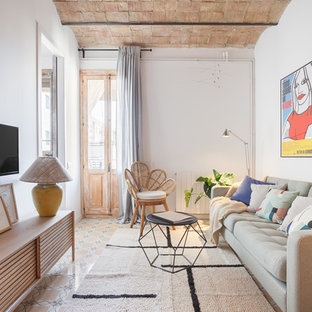 Ejemplo de sala de estar mediterránea, sin chimenea, con paredes blancas, televisor colgado en la pared y suelo multicolor