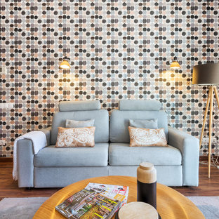 Foto de sala de estar escandinava, pequeña, con paredes multicolor y suelo marrón