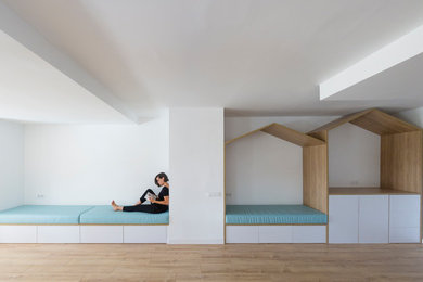 Modelo de sala de estar con barra de bar abierta escandinava de tamaño medio con paredes blancas, suelo de madera en tonos medios y suelo beige