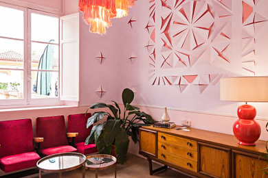 Diseño de sala de estar cerrada bohemia pequeña con paredes rosas, suelo laminado y suelo marrón