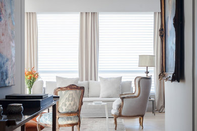 Ejemplo de sala de estar abierta clásica renovada de tamaño medio con paredes grises, suelo de madera clara y suelo marrón