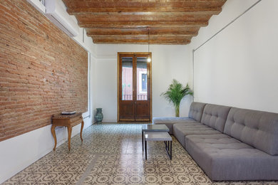 Modelo de sala de estar abierta mediterránea de tamaño medio sin chimenea y televisor con paredes blancas y suelo de baldosas de cerámica