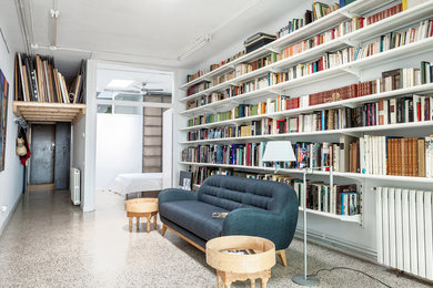 Idee per un soggiorno moderno di medie dimensioni e aperto con libreria, pareti bianche, nessun camino e pavimento multicolore