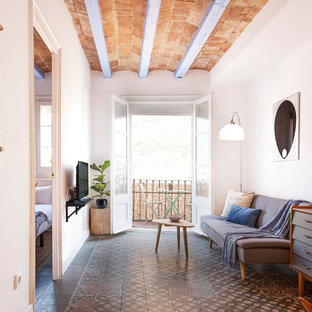 Foto de sala de estar mediterránea, de tamaño medio, con paredes blancas y suelo de baldosas de cerámica