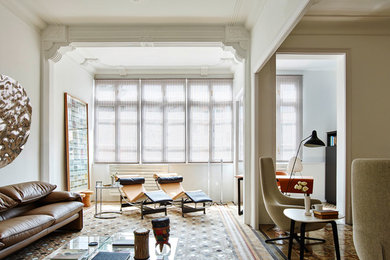 Imagen de sala de estar abierta nórdica de tamaño medio sin chimenea y televisor con paredes blancas y suelo de baldosas de cerámica