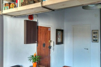 Diseño de sala de estar con biblioteca tipo loft tradicional renovada de tamaño medio con suelo de baldosas de terracota