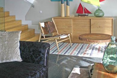 Imagen de sala de estar abierta ecléctica de tamaño medio sin chimenea con paredes blancas