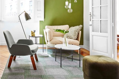 Foto de sala de estar abierta contemporánea de tamaño medio con paredes verdes y suelo de madera en tonos medios