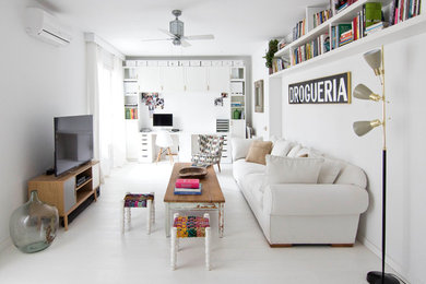 Foto de sala de estar con biblioteca cerrada ecléctica de tamaño medio con paredes blancas y televisor independiente