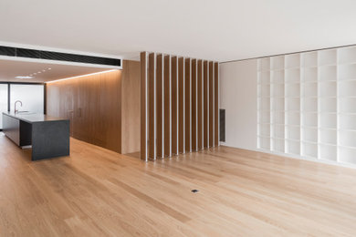 Идея дизайна: большая открытая гостиная комната в современном стиле с с книжными шкафами и полками