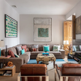 Imagen de sala de estar mediterránea, grande, sin chimenea, con paredes blancas, televisor independiente y suelo de madera clara