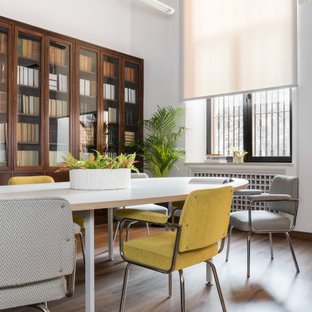 Foto de sala de estar con biblioteca clásica renovada, grande, con paredes blancas, suelo de madera en tonos medios y suelo marrón