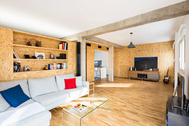 Foto de sala de estar abierta industrial grande sin chimenea con suelo de madera en tonos medios, televisor independiente y paredes marrones
